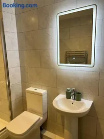 Town centre 1 Cozy king size bed ensuit shower - Image 5