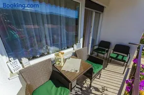 Spacious apartment in Stari Grad, 80 m², serene garden - Image 5