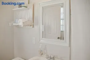 Prime Location Gateway with Pool & Patios, Near Beaches, Groceries and Restaurants - Image 5
