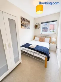SwankyApartmentNearM5withParking - Image 3