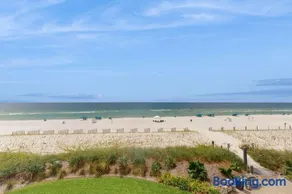 Beachfront at Marlin Key Dazzling Views Pool & Private Boardwalk to Sand - Image 1