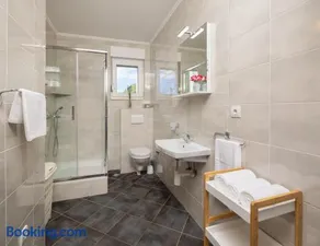 Liber Seaview Apartments - Image 2
