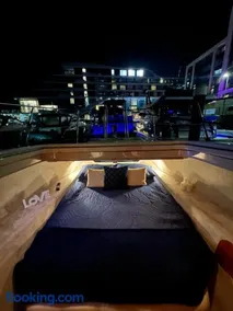 LUXURY 40 FOOT YACHT ON 5 STAR OCEAN VILLAGE MARINA SOUTHAMPTON - minutes away from city centre and cruise terminals - Free parking included - Image 2