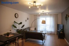 Modern 2 bed Apartment- Town Centre - Image 1