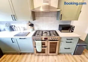 Urban 4BR house - Central-FREE parking-NO PARTY - Image 5