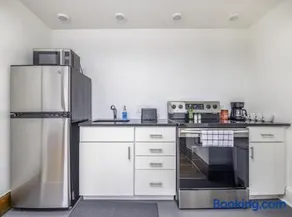 Peaceful Studio with Full Kitchen - Image 3
