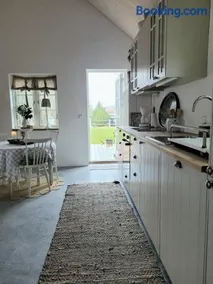 Mysigt hus i liten by nära havet - Image 2