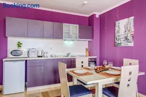 Colorful 2BD Apartment with Indoor Fireplace and Mountain View by Flat Mаnager - Image 1