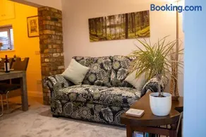 The Nest Close to York with Hot Tub - Image 3