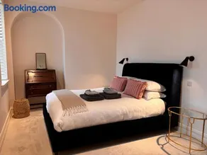 Luxurious 2 bedroom apartment with sea view in Monkstown - Image 4