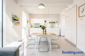 Modern, Bright & Central 1-Bed Downtown Apt close to Rogers Arena - Image 3