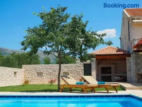 House with a Spacious Garden and Swimming Pool - Image 5
