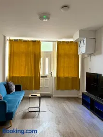 Accessible Town Centre 1 bed Flat Kettering Wi-FI - Image 2