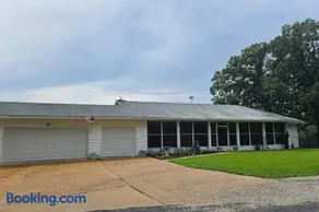 Spacious Cabin Retreat - Sleeps 12 -1hr from STL - Image 2