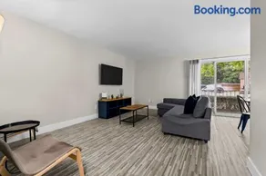 The Ultimate Rochester Getaway Cozy & Inviting - Image 2