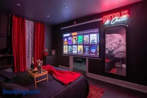 Hollywood Night-Jacuzzi & Private Movie Theater - Image 1