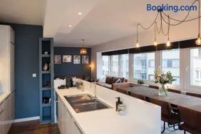 Stylish Central Flat, Steps to Beach - Image 3