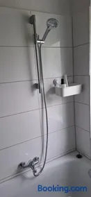 Stay-at-AJ Homes Hamm mit komplett ausgestatteter Küche, Balkon, 4 Hotel-Boxspringbetten in 2 Schlafzimmern & Schlafsofa sowie kostenlos inklusive Bettwäsche & Handtücher, Verbrauchsartikel, Parkplatz, WiFi & SmartTV - Image 4