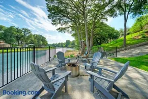 Waterfront Sleeps 16 Perfect for Family & Wurstfest - Image 4