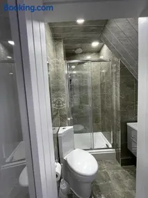 3 Bedroom Whalley Aparthotel - Image 5
