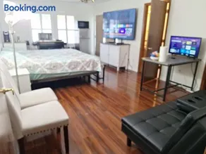 Large 4 Bdr 1 and half Baths with private Pool in Upscale Area - Image 3