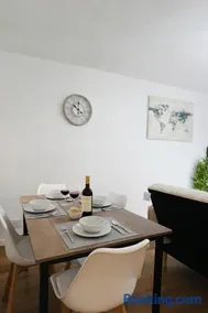 4 Bed Cosy Home w Free parking, Pets Welcome - Image 2