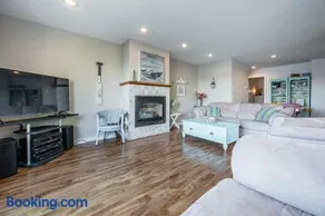 Serene Lakefront Retreat Explore and Unwind - Image 4