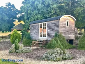 Luxury Shepherd Hut, Wiltshire, Amazing Vistas - Baacombe - Image 2