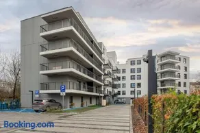 Green Apartment in Warsaw with Parking, Bathtub and Desk for Remote Work by Noclegi Renters - Image 4