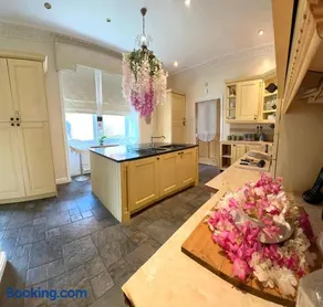 The Belford Suite - Couples Retreat - Image 4