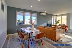 Lake Union Sunset Views Top Floor 2BR View Deck - Image 3