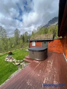 Cabin near the lake - Image 1