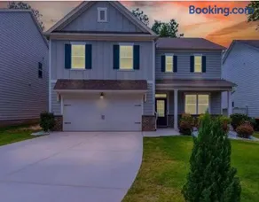 Spacious 4 Bedroom Stay Near ATL Airport - Image 2