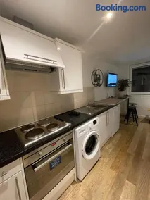 Studio Flat with Parking Off High St - Image 4