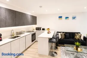 North West London 3-Bed Flat Sleeps 7 with Garden - Image 2
