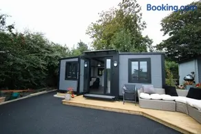 Sunset Retreat Cabin, Private Hot Tub Cinema Cabin, Romantic Escape Near Town - Image 2