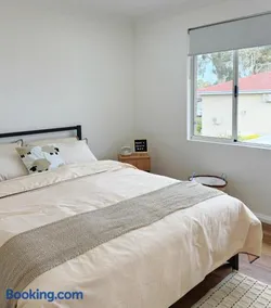 The Cozy Ensuite near Perth Airport CBD and Beach - Image 1