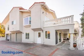 Independent Unit in Luxury Hillsborough Retreat Pool, Hot Tub and Views - Image 2
