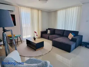Central, Spacious Pent House -Sea view - Image 1