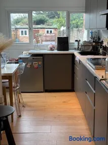 Cozy Double Room in North London with Great Transport Links - Image 4