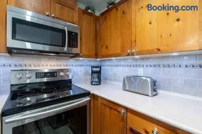 Updated Townhouse in Village. Pool/Hot Tub/Parking - Image 4