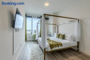 Emerald Escape, Free Parking, 2 Bath, Sleeps 8 Near American Dream and The Airport, King Bed and 2 Queen Beds, Washer and Dryer - Image 3