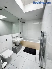 Stylish 1BR Flat Near Canary Wharf, free parking - Image 4
