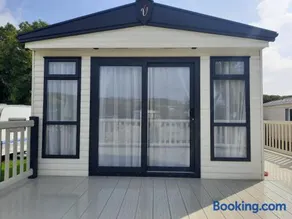 Sunset retreat lodge with large wrap around decking - Image 4