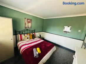 4BR House Free Parking Sleeps 7 Wolverhampton - Image 2