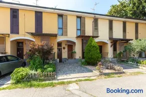 Bright Villa with Balcony and Jacuzzi, Milan Area - Image 1