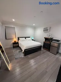 Private Room with Bath near LaGuardia Airport LGA - Image 1