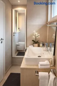 Ü Villa Single Tiny Room Küche Dusche Smart TV - Image 3