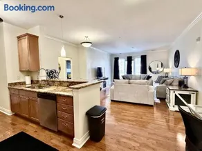 Elaborate Downtown Suite for 6 with fireplace view - Image 1