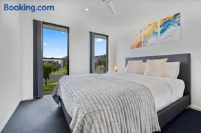 Quiet n Stylish 3mins to Mall Modern 4BR House - Image 2